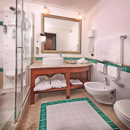 Capri 4*